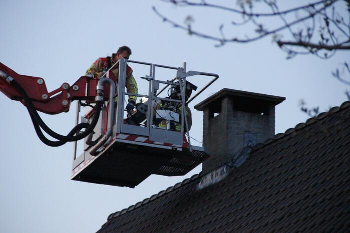 Brandweer veegt schoorsteen na schoorsteenbrand