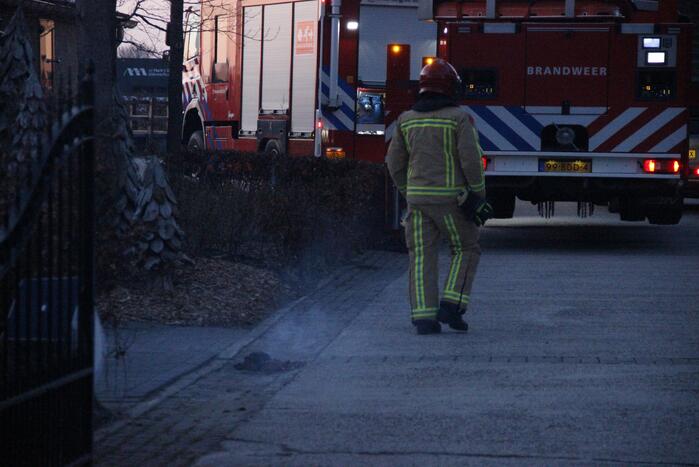 Brandweer veegt schoorsteen na schoorsteenbrand