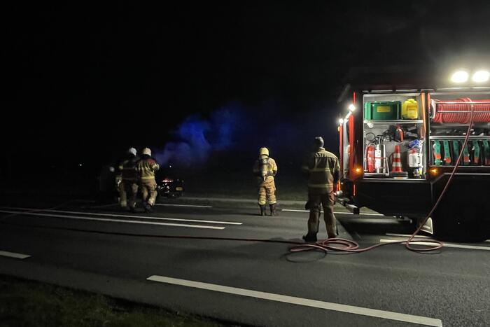 Brandweer blust brandende personenauto