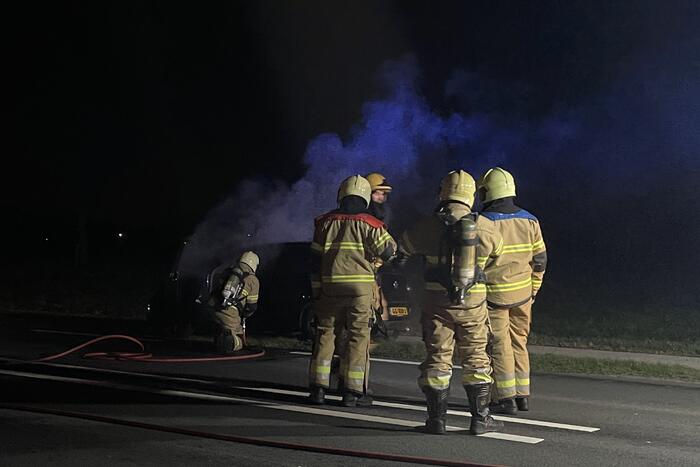 Brandweer blust brandende personenauto