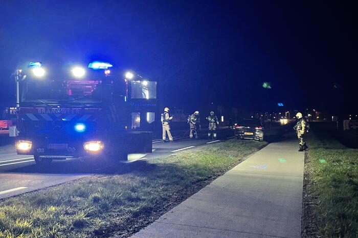 Brandweer blust brandende personenauto