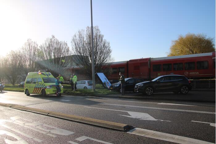Auto komt tot stilstand tegen reclamebord