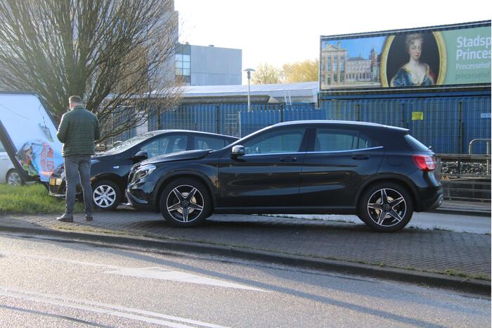 Auto komt tot stilstand tegen reclamebord