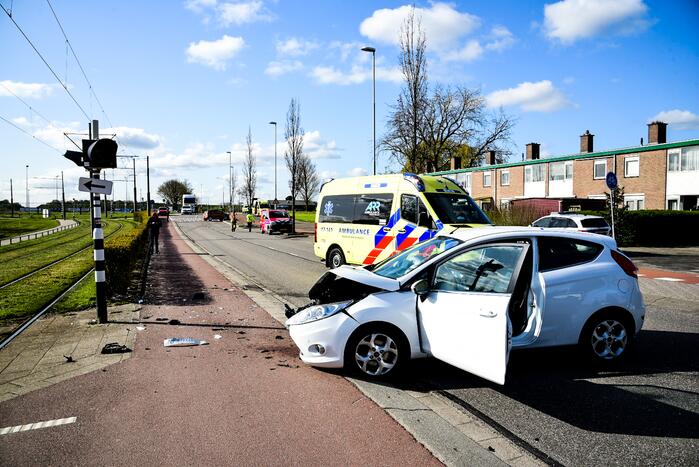 Flinke schade bij botsing met twee auto's