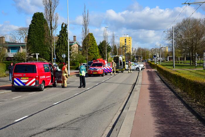 Flinke schade bij botsing met twee auto's