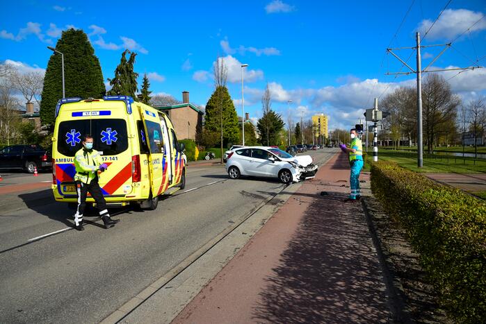 Flinke schade bij botsing met twee auto's