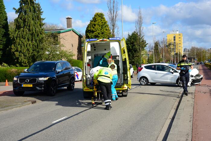 Flinke schade bij botsing met twee auto's