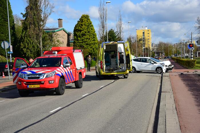 Flinke schade bij botsing met twee auto's