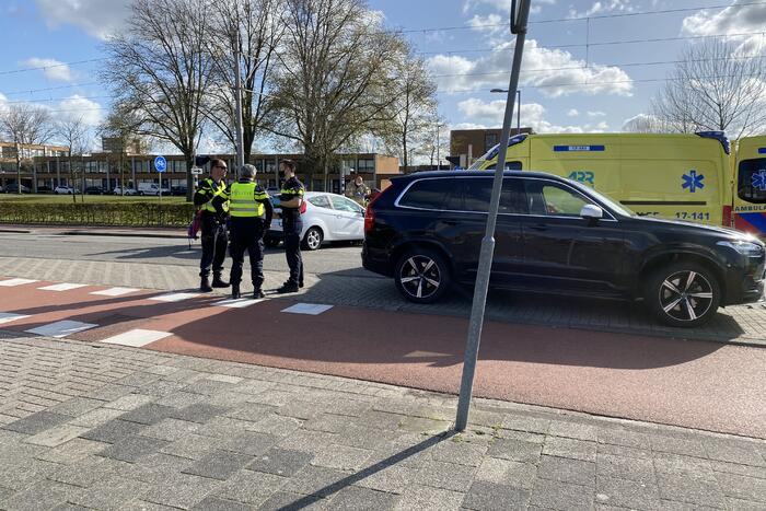 Flinke schade bij botsing met twee auto's