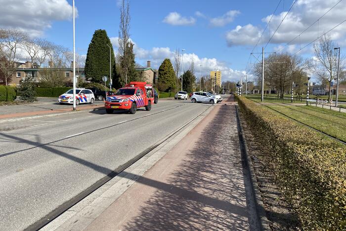 Flinke schade bij botsing met twee auto's
