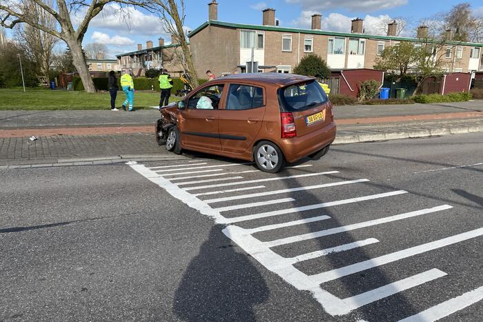 Flinke schade bij botsing met twee auto's
