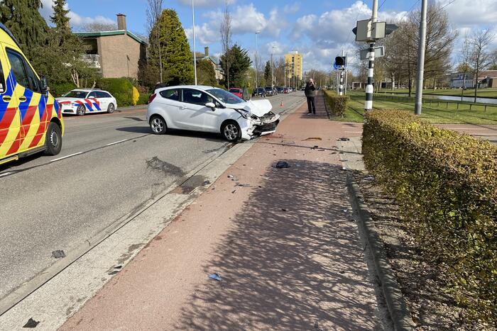 Flinke schade bij botsing met twee auto's