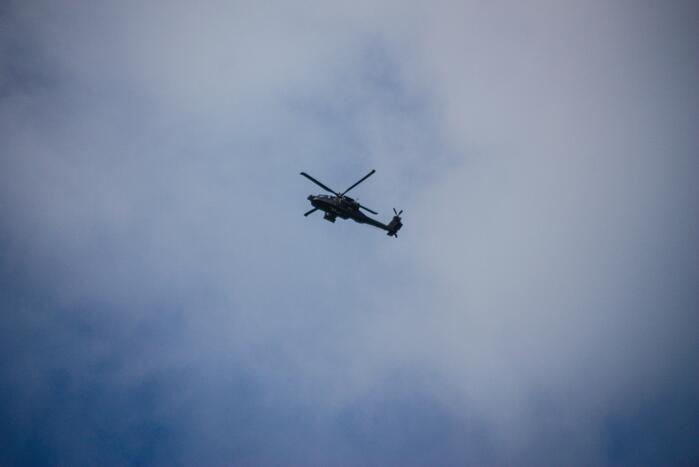 Apache-gevechtshelikopters oefenen boven Soesterkwartier