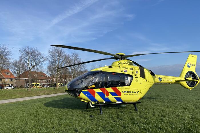Traumahelikopter landt voor gewonde paardrijdster