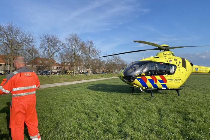 Traumahelikopter landt voor gewonde paardrijdster