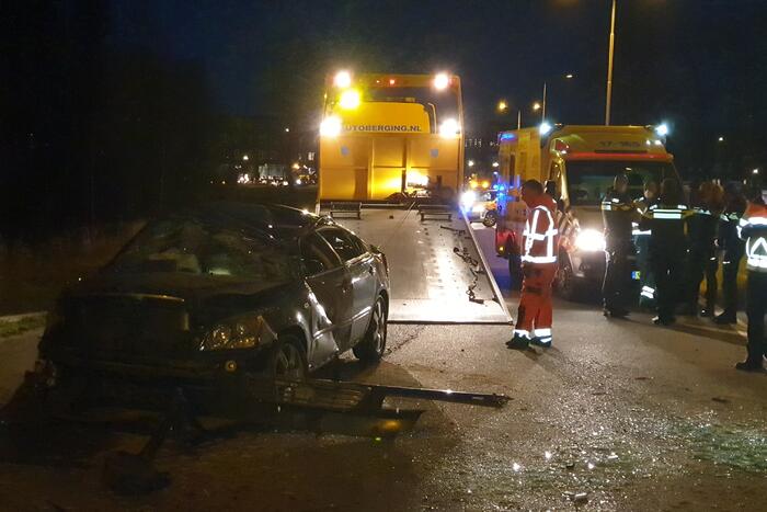 Auto vliegt over de kop