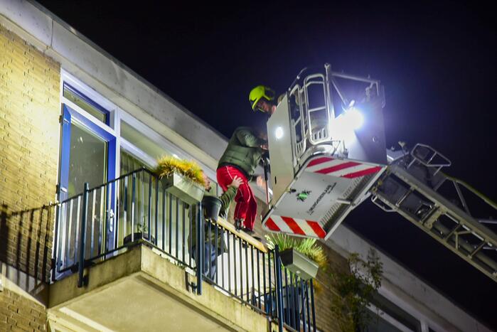 Twee personen gered van balkon door brand