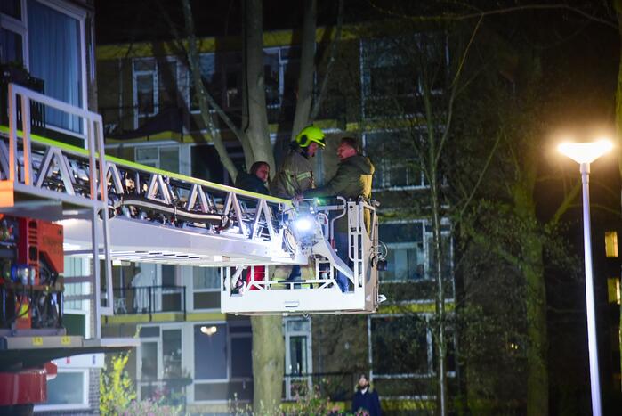 Twee personen gered van balkon door brand
