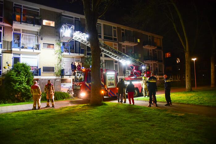 Twee personen gered van balkon door brand