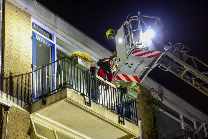 Twee personen gered van balkon door brand