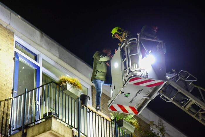 Twee personen gered van balkon door brand
