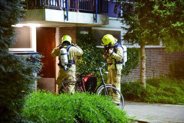 Twee personen gered van balkon door brand