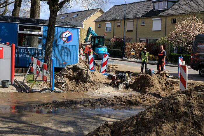 Waterleiding opengebarsten bij werkzaamheden