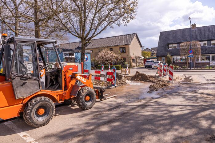 Waterleiding opengebarsten bij werkzaamheden