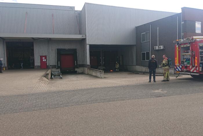 Bedrijfspand ontruimd door brand in laaddock