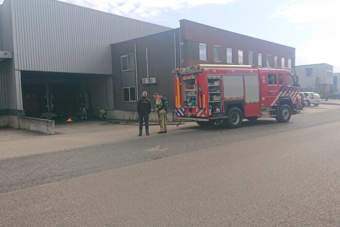 Bedrijfspand ontruimd door brand in laaddock