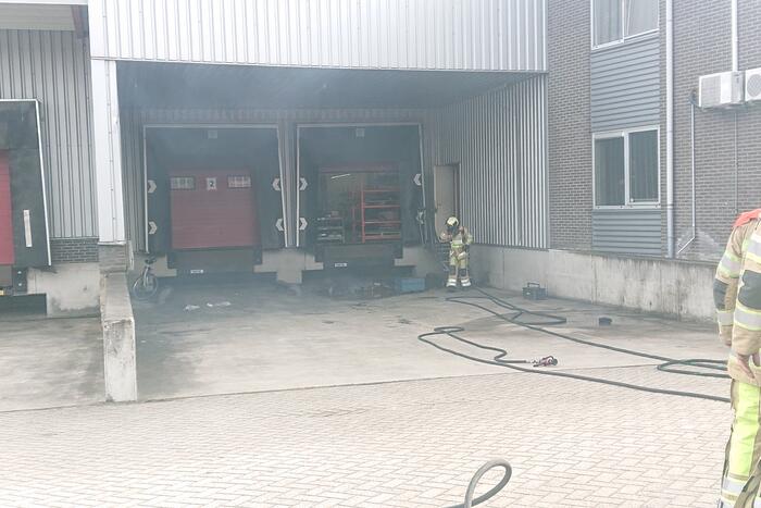 Bedrijfspand ontruimd door brand in laaddock