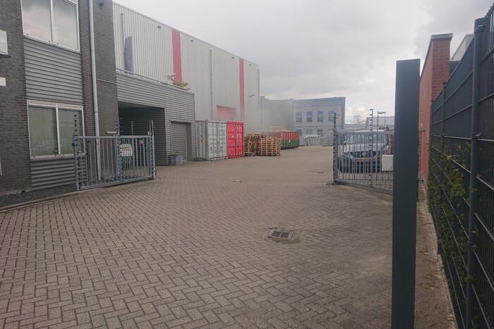 Bedrijfspand ontruimd door brand in laaddock