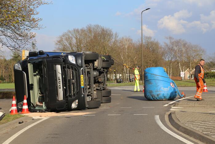 Vrachtwagen gekanteld op rotonde