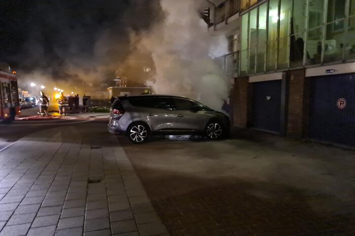 Auto gaat in vlammen op