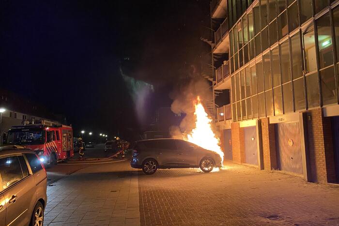Auto gaat in vlammen op
