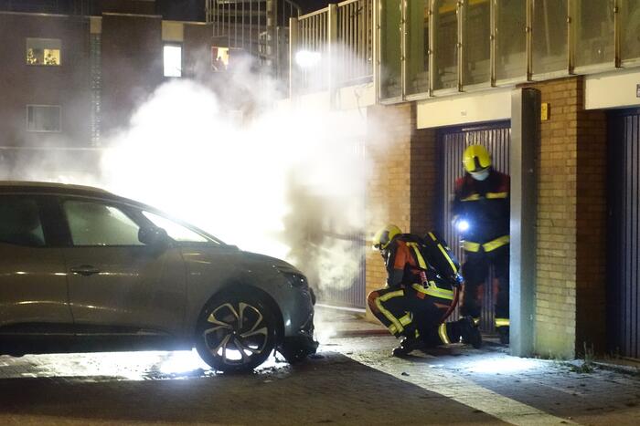 Auto gaat in vlammen op
