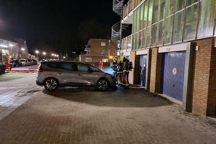 Auto gaat in vlammen op