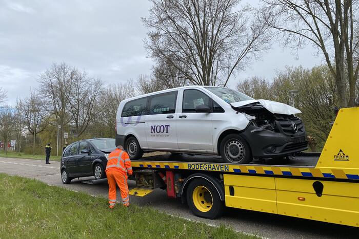 Taxibus met kinderen betrokken bij ongeluk