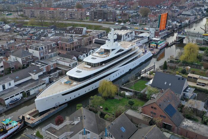 Klimaatzuinig megajacht manoeuvreert door de wateren