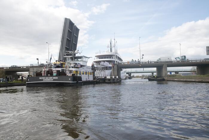 Klimaatzuinig megajacht manoeuvreert door de wateren
