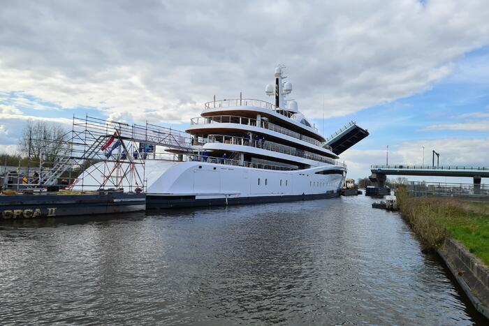 Klimaatzuinig megajacht manoeuvreert door de wateren