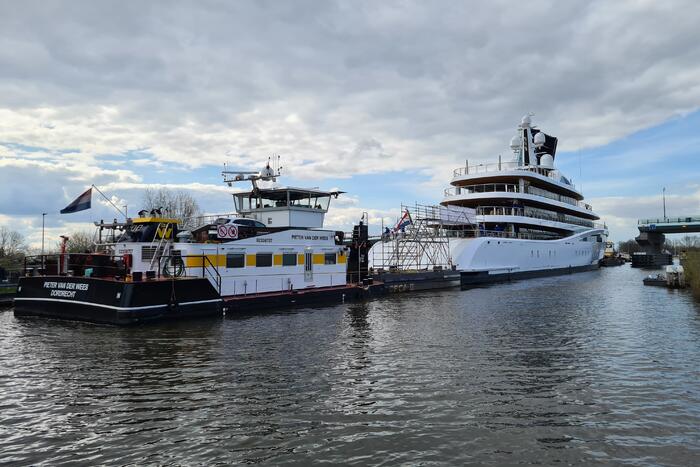 Klimaatzuinig megajacht manoeuvreert door de wateren