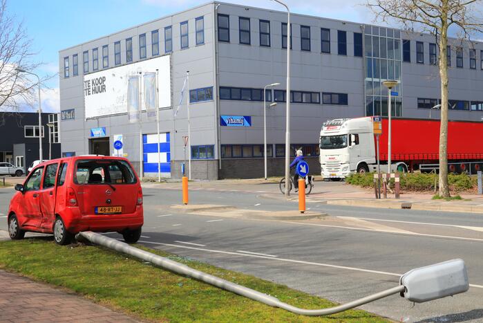 Auto knalt op lantaarnpaal na verkeersongeval