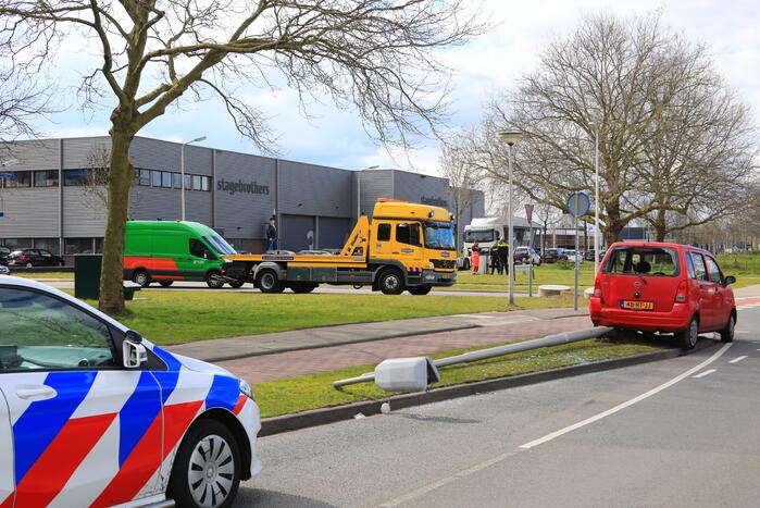 Auto knalt op lantaarnpaal na verkeersongeval