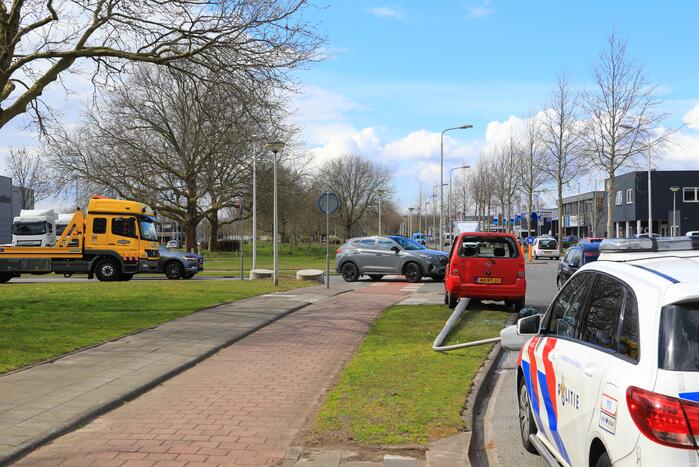 Auto knalt op lantaarnpaal na verkeersongeval