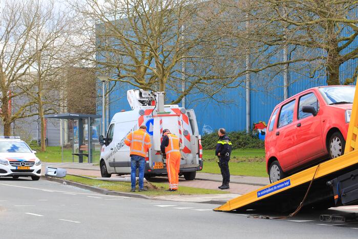 Auto knalt op lantaarnpaal na verkeersongeval