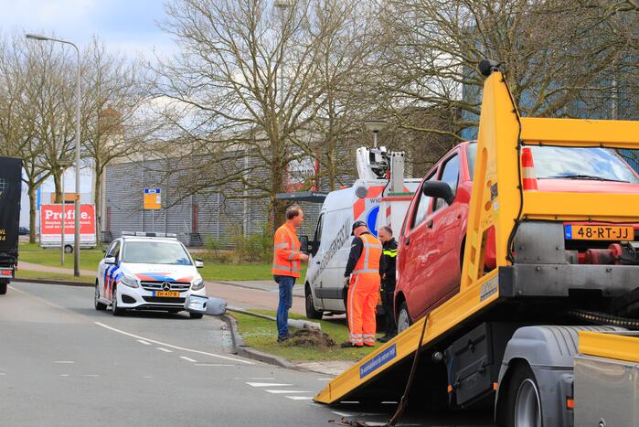 Auto knalt op lantaarnpaal na verkeersongeval