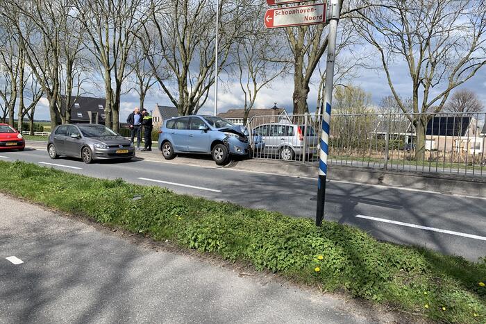 Automobilist boort zich in hekwerk vluchtheuvel