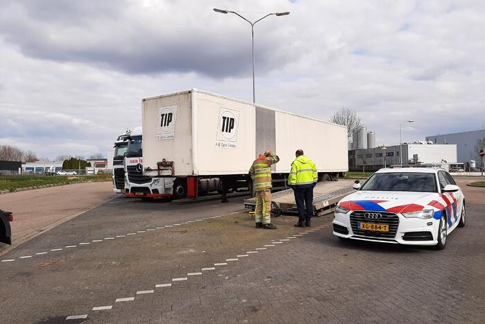 Oplegger van vrachtwagen afgesleept