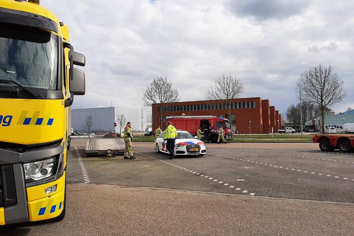 Oplegger van vrachtwagen afgesleept